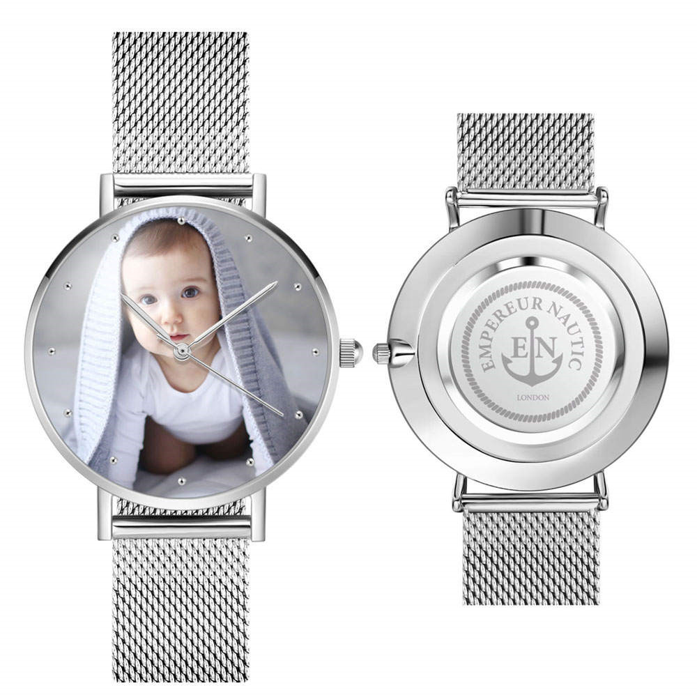 Personalize um relógio de pulso com a sua foto favorita e uma gravação especial. Design elegante e unissexo, disponível em 36mm e 40mm. O presente perfeito para qualquer ocasião!
