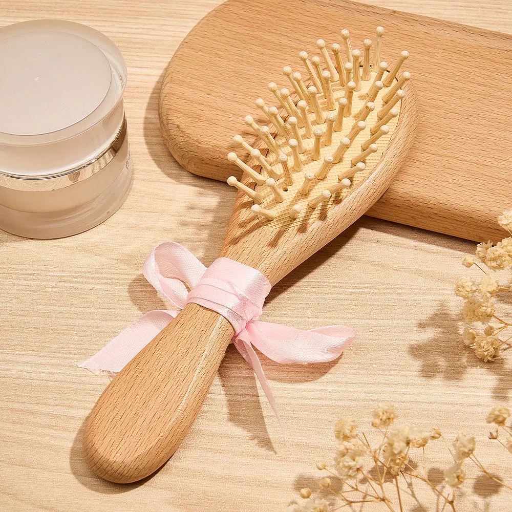 Conjunto de escova e pente de madeira personalizados para bebé, com nome gravado. Cerdas macias para um cuidado delicado. Presente ideal para recém-nascidos e baby showers. Peça já na Prendas Originais!