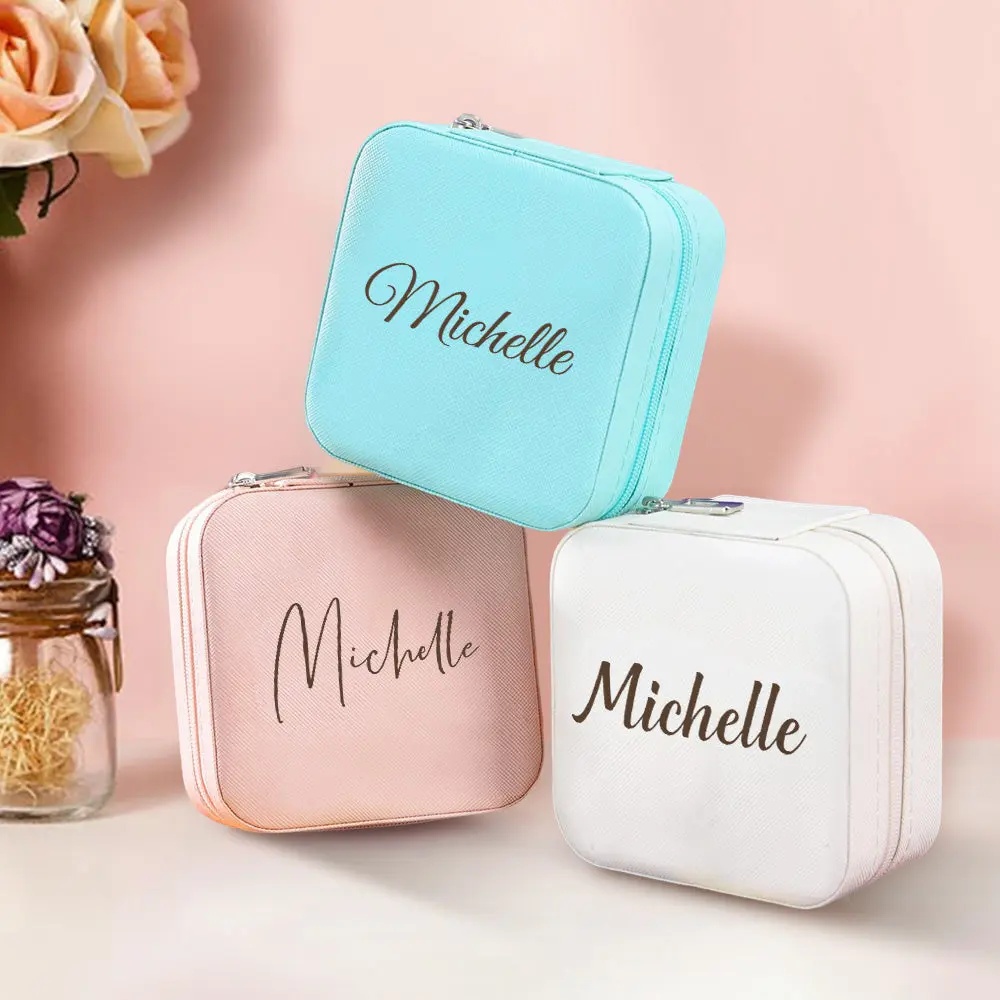 Surpreenda com a Caixa de Joias Personalizada com Nome, perfeita para organizar anéis, colares e pulseiras. Feita em couro de alta qualidade, é uma prenda original para casamentos, aniversários e ocasiões especiais. Personalize já!