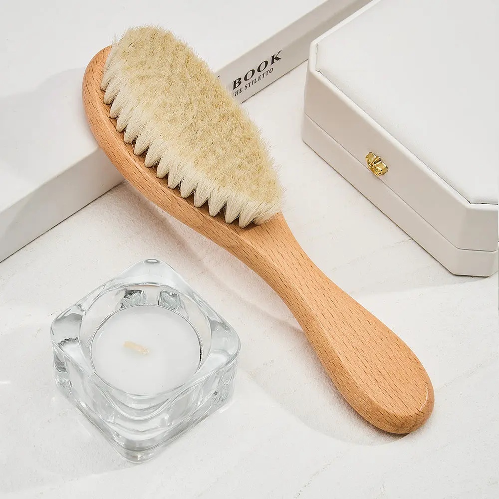 Conjunto de escova e pente de madeira personalizados para bebé, com nome gravado. Cerdas macias para um cuidado delicado. Presente ideal para recém-nascidos e baby showers. Peça já na Prendas Originais!