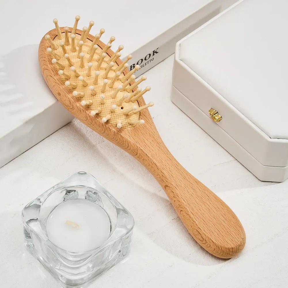 Conjunto de escova e pente de madeira personalizados para bebé, com nome gravado. Cerdas macias para um cuidado delicado. Presente ideal para recém-nascidos e baby showers. Peça já na Prendas Originais!