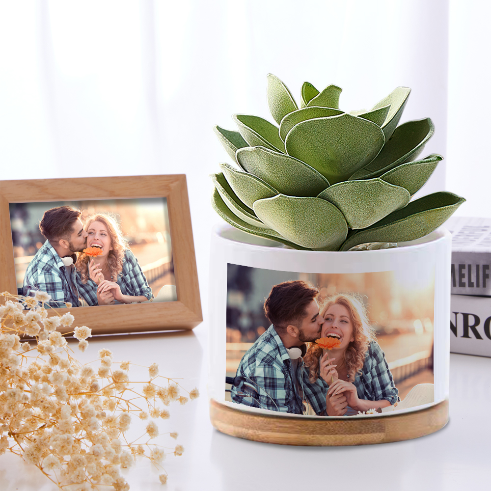Personalize o seu Vaso de Cerâmica com Foto e ofereça um presente único e memorável. Perfeito para suculentas, com base de bambu e drenagem eficiente. Ideal para aniversários, Natal, Dia da Mãe e mais!