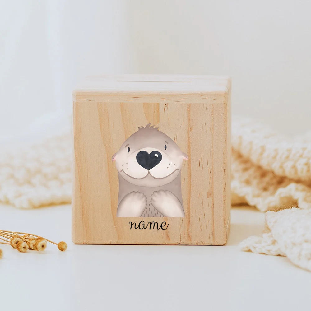 Descubra o Mealheiro Infantil Personalizado com animais, ideal para ensinar as crianças a poupar. Feito em madeira natural e personalizado com nome. Perfeito para decoração do quarto do bebé e como presente especial.