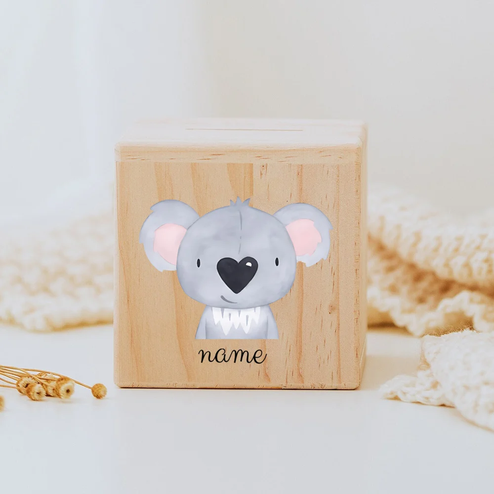 Descubra o Mealheiro Infantil Personalizado com animais, ideal para ensinar as crianças a poupar. Feito em madeira natural e personalizado com nome. Perfeito para decoração do quarto do bebé e como presente especial.