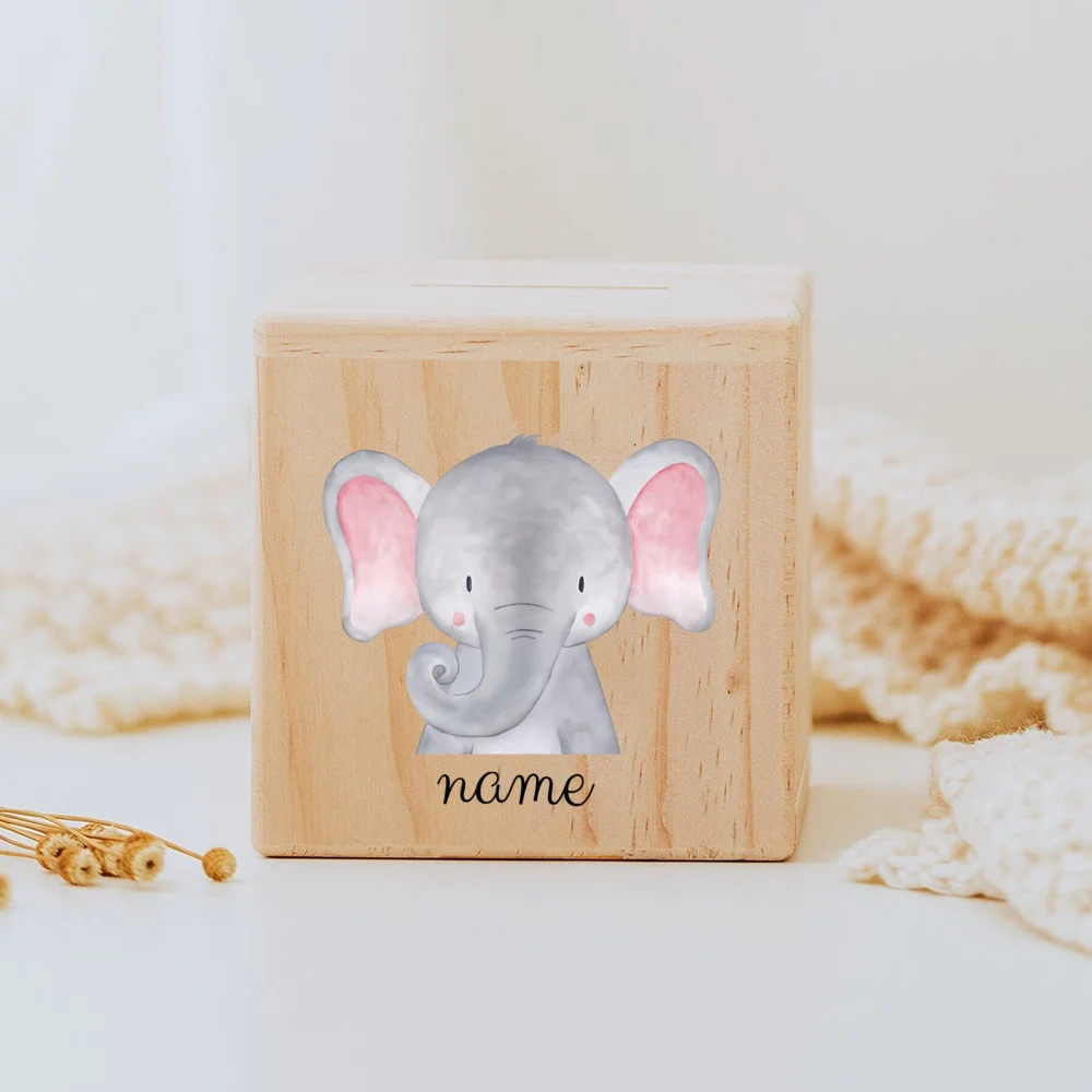 Descubra o Mealheiro Infantil Personalizado com animais, ideal para ensinar as crianças a poupar. Feito em madeira natural e personalizado com nome. Perfeito para decoração do quarto do bebé e como presente especial.