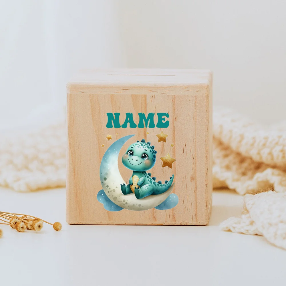 Descubra o Mealheiro Infantil Personalizado - Mundo Encantado. Escolha entre unicórnios, dinossauros, foguetões e comboios. Um presente único para ensinar as crianças a poupar com diversão. Personalize com o nome!