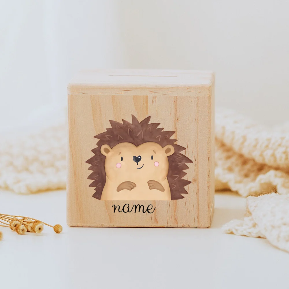 Descubra o Mealheiro Infantil Personalizado com animais, ideal para ensinar as crianças a poupar. Feito em madeira natural e personalizado com nome. Perfeito para decoração do quarto do bebé e como presente especial.