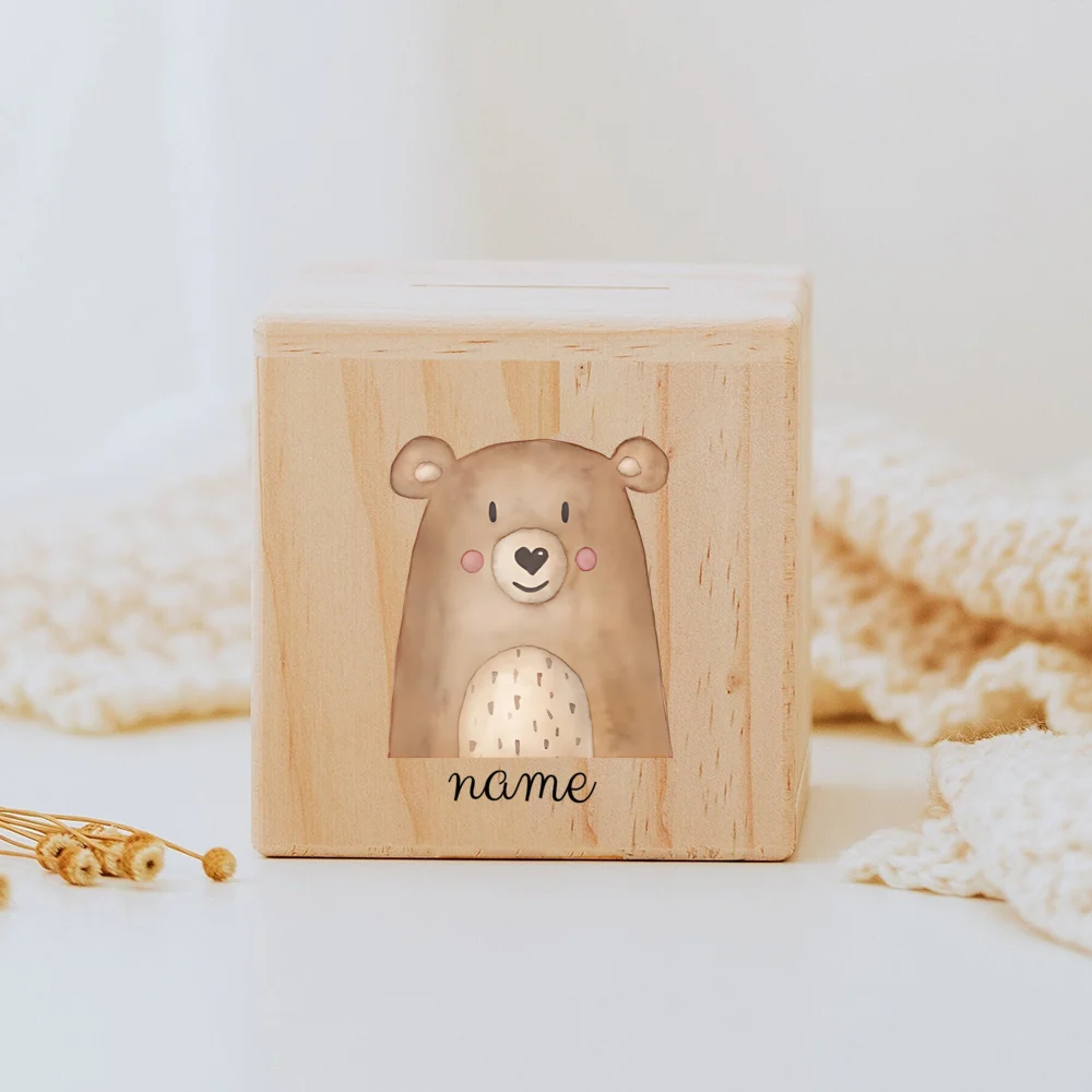 Descubra o Mealheiro Infantil Personalizado com animais, ideal para ensinar as crianças a poupar. Feito em madeira natural e personalizado com nome. Perfeito para decoração do quarto do bebé e como presente especial.