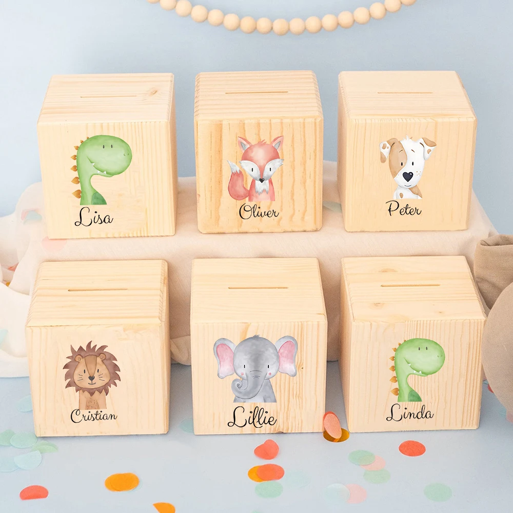 Descubra o Mealheiro Infantil Personalizado com animais, ideal para ensinar as crianças a poupar. Feito em madeira natural e personalizado com nome. Perfeito para decoração do quarto do bebé e como presente especial.