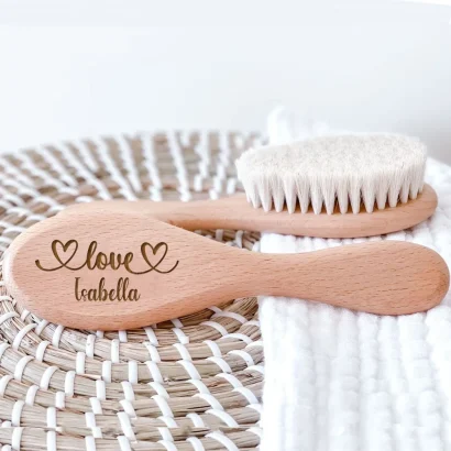 Descubra a Escova de Cabelo Personalizada para Bebé, feita em madeira natural com cerdas suaves. Personalize com o nome do bebé e ofereça um presente único para nascimento, baby showers e batizados. Peça já na Prendas Originais!