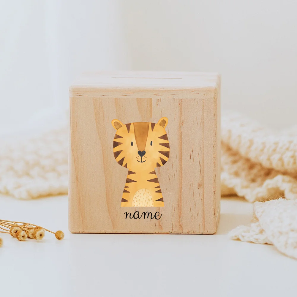 Descubra o Mealheiro Infantil Personalizado com animais, ideal para ensinar as crianças a poupar. Feito em madeira natural e personalizado com nome. Perfeito para decoração do quarto do bebé e como presente especial.