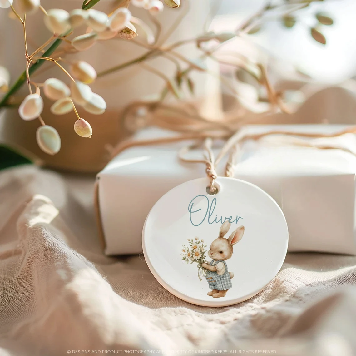 Placa de Cerâmica da Páscoa com Nome - Coelho com Flores - Image 2