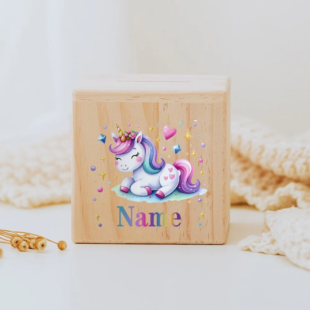 Descubra o Mealheiro Infantil Personalizado - Mundo Encantado. Escolha entre unicórnios, dinossauros, foguetões e comboios. Um presente único para ensinar as crianças a poupar com diversão. Personalize com o nome!
