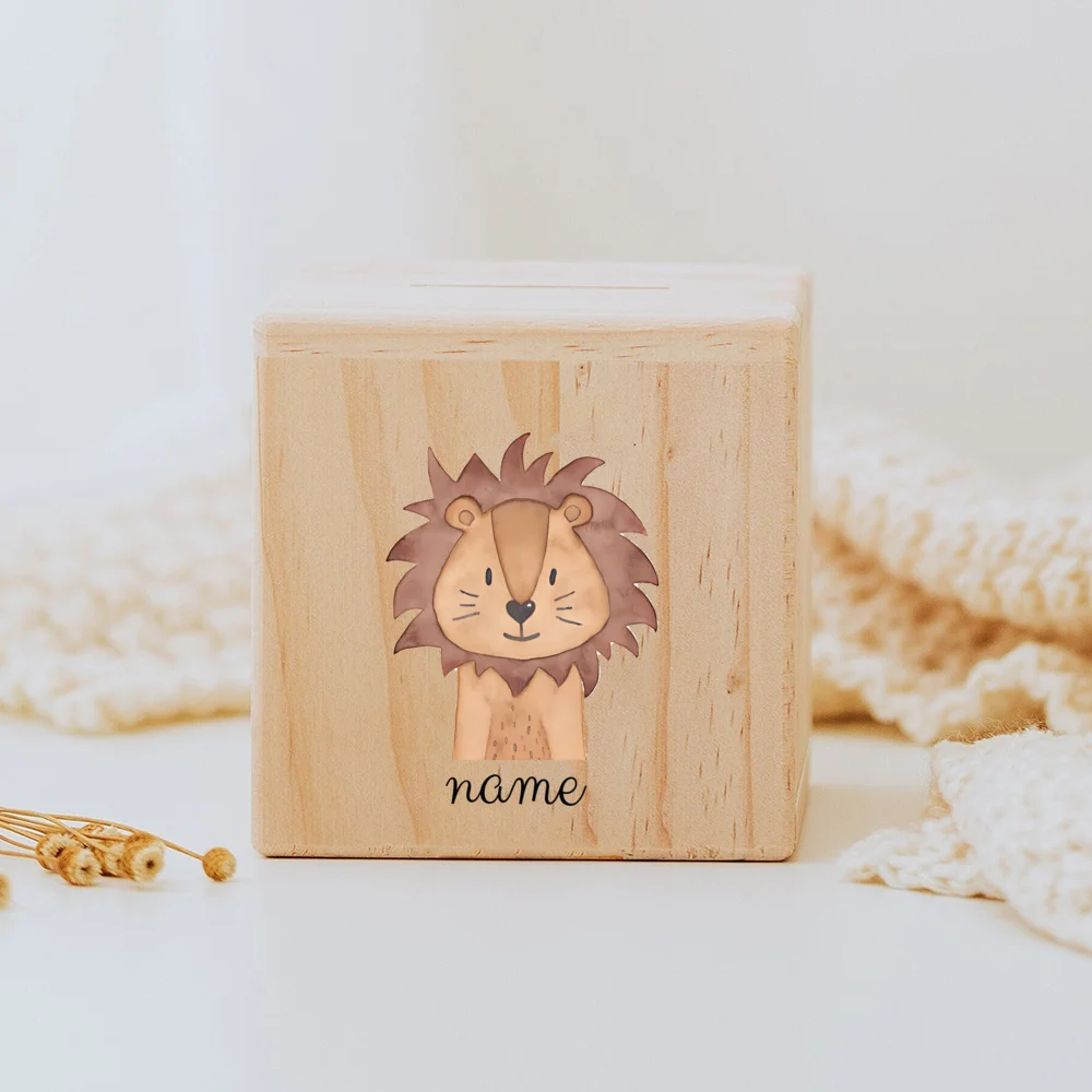 Descubra o Mealheiro Infantil Personalizado com animais, ideal para ensinar as crianças a poupar. Feito em madeira natural e personalizado com nome. Perfeito para decoração do quarto do bebé e como presente especial.