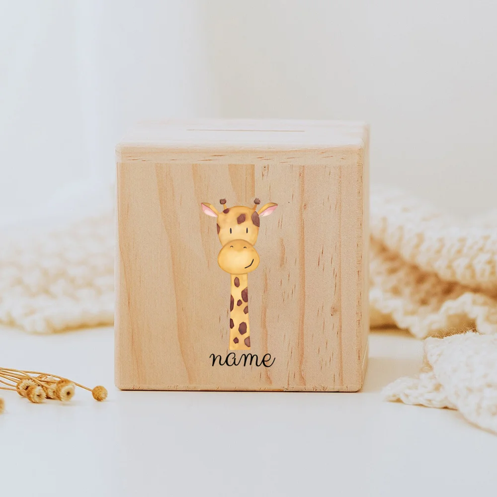 Descubra o Mealheiro Infantil Personalizado com animais, ideal para ensinar as crianças a poupar. Feito em madeira natural e personalizado com nome. Perfeito para decoração do quarto do bebé e como presente especial.