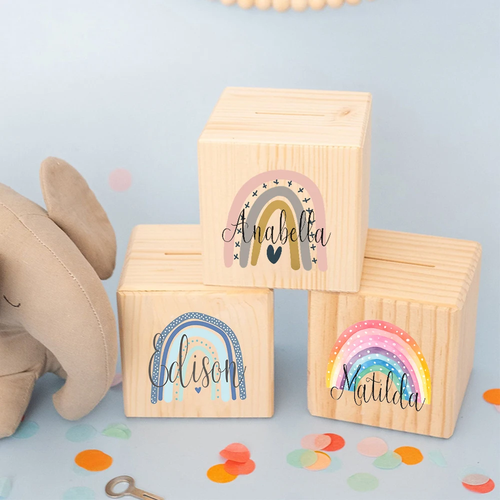 Descubra o Mealheiro Infantil Personalizado - Arco-Íris, feito em madeira maciça e personalizado com o nome da criança. Um presente único e educativo para decorar o quarto do bebé e incentivar a poupança. Ideal para nascimentos, batizados e aniversários!