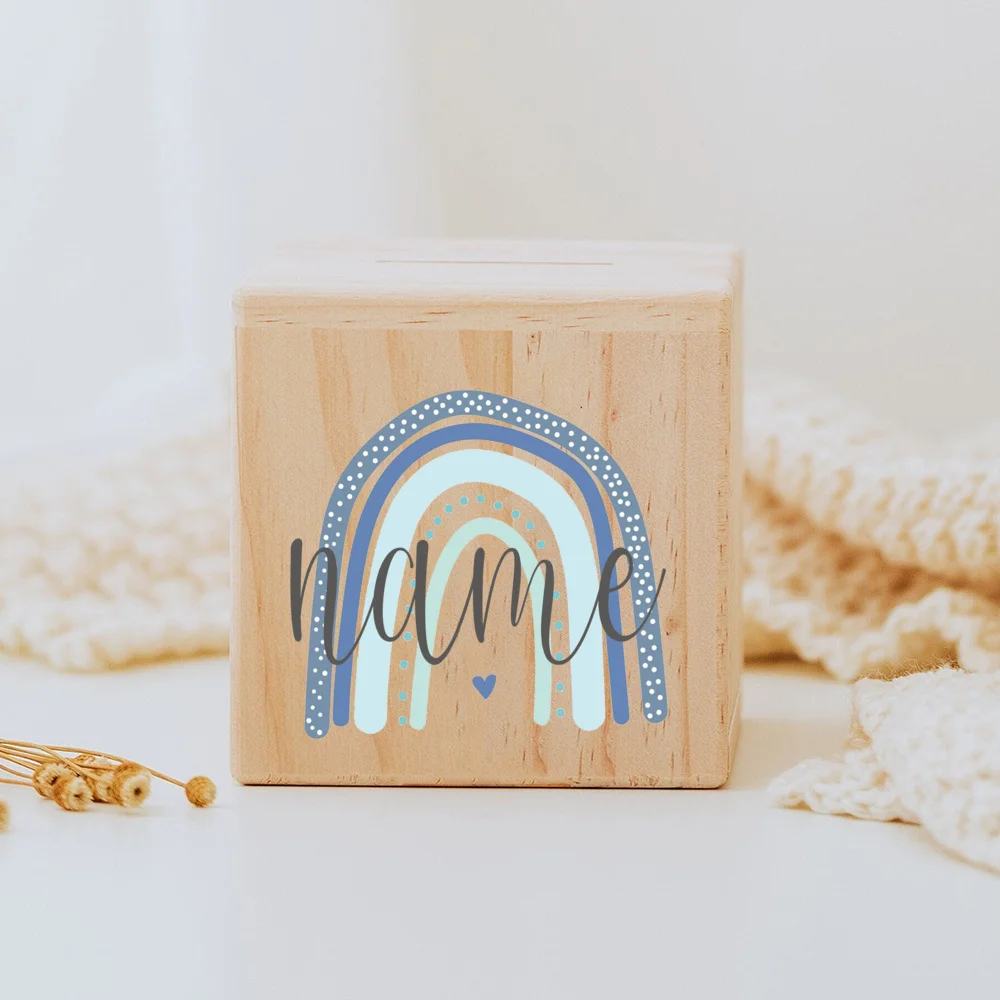 Descubra o Mealheiro Infantil Personalizado - Arco-Íris, feito em madeira maciça e personalizado com o nome da criança. Um presente único e educativo para decorar o quarto do bebé e incentivar a poupança. Ideal para nascimentos, batizados e aniversários!