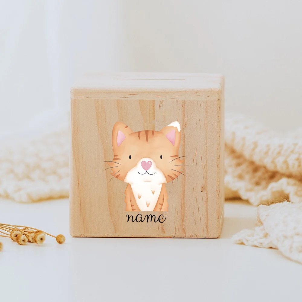 Descubra o Mealheiro Infantil Personalizado com animais, ideal para ensinar as crianças a poupar. Feito em madeira natural e personalizado com nome. Perfeito para decoração do quarto do bebé e como presente especial.