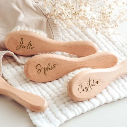 Descubra a Escova de Cabelo Personalizada para Bebé em madeira com nome gravado. Suave, segura e ideal para os primeiros cuidados. O presente perfeito para nascimento, batizado ou baby shower!