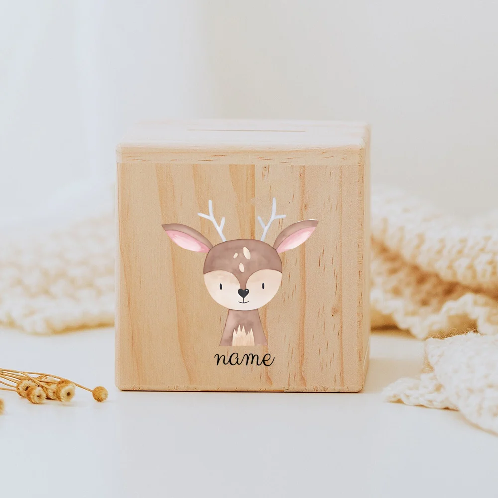 Descubra o Mealheiro Infantil Personalizado com animais, ideal para ensinar as crianças a poupar. Feito em madeira natural e personalizado com nome. Perfeito para decoração do quarto do bebé e como presente especial.