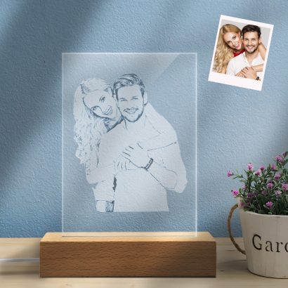 Ofereça um presente único com esta lâmpada personalizada com foto gravada em vidro. Ideal para casamentos, aniversários ou datas especiais.