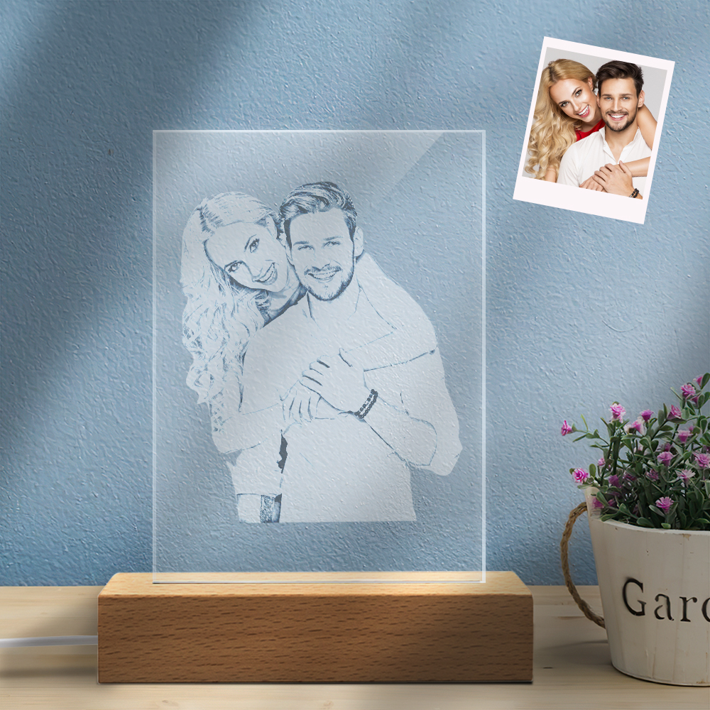 Ofereça um presente único com esta lâmpada personalizada com foto gravada em vidro. Ideal para casamentos, aniversários ou datas especiais.
