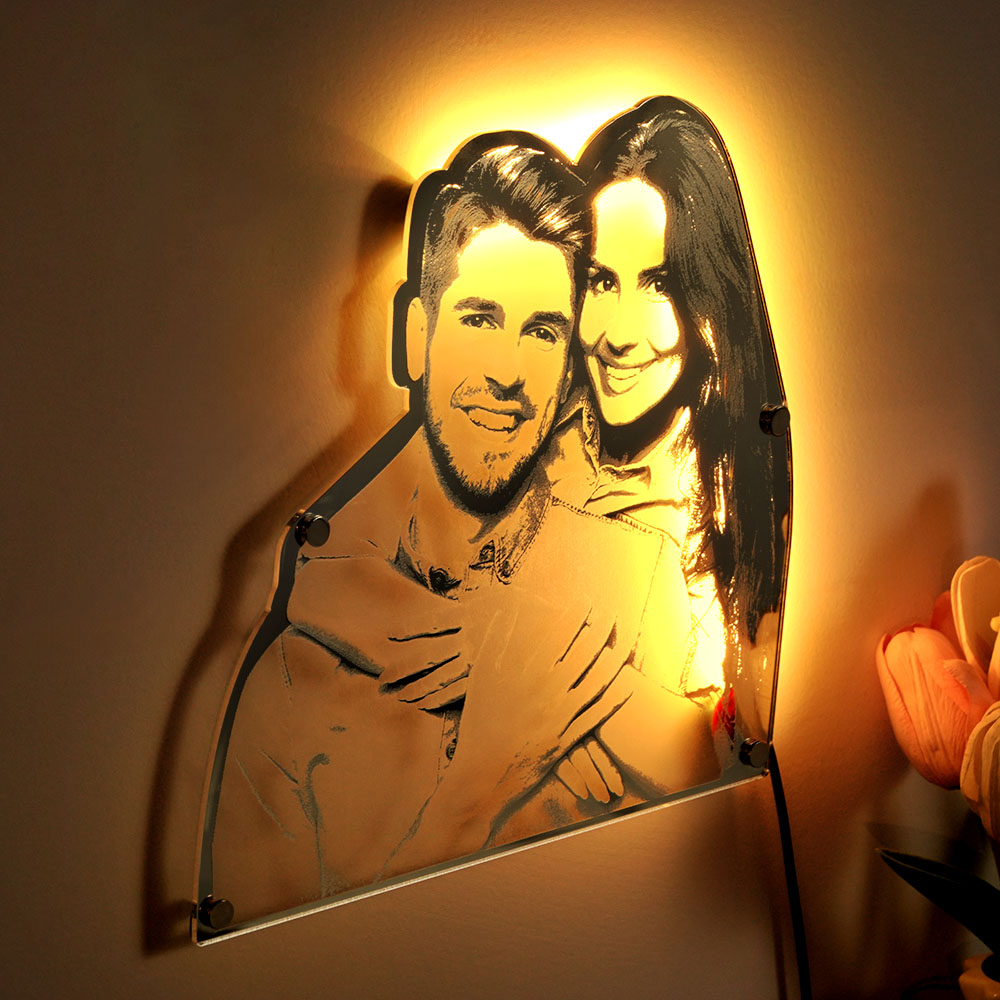 Surpreenda com um espelho personalizado com retrato e luz LED. Presente original para casais, aniversários ou decoração de parede personalizada.