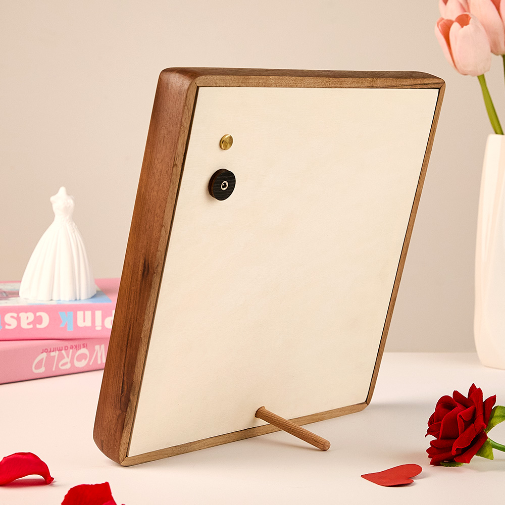 Personalize esta moldura iluminada com 9 fotos e surpreenda com um presente original e emotivo. Ideal para datas especiais e decoração de interiores.