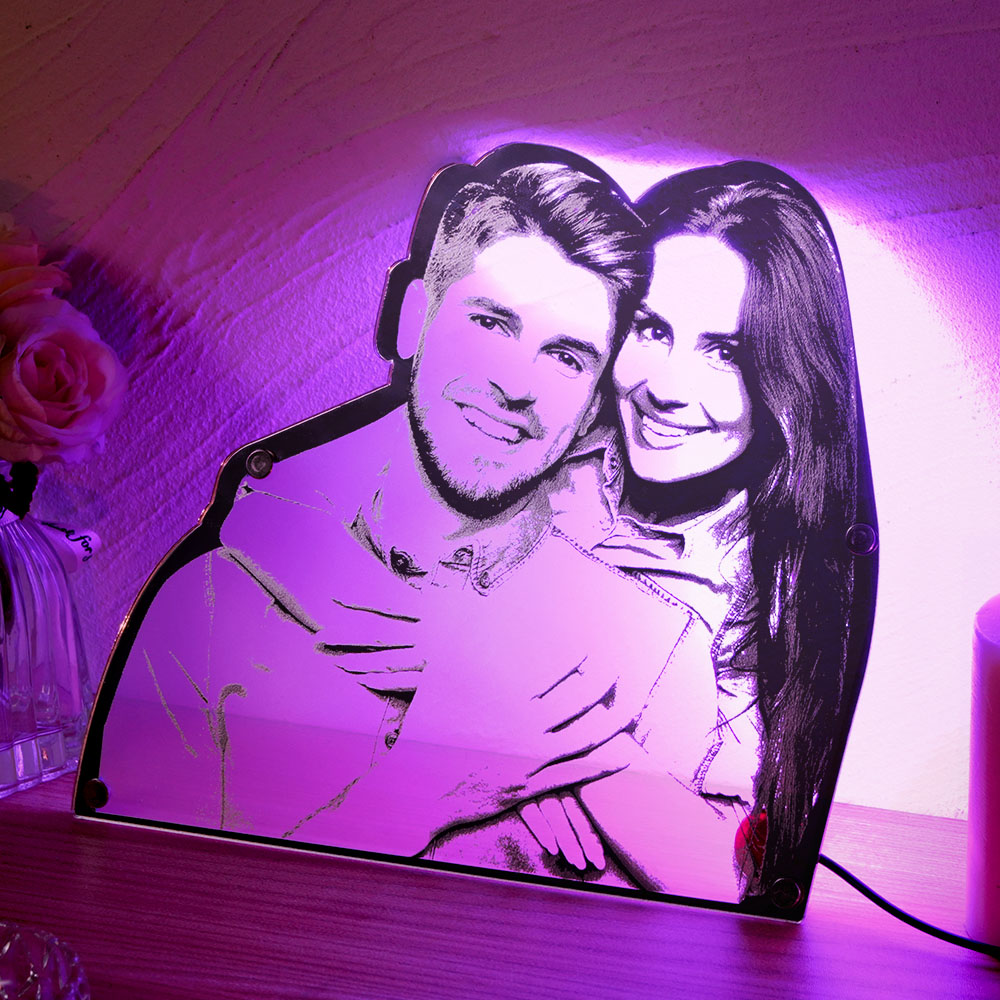 Surpreenda com um espelho personalizado com retrato e luz LED. Presente original para casais, aniversários ou decoração de parede personalizada.