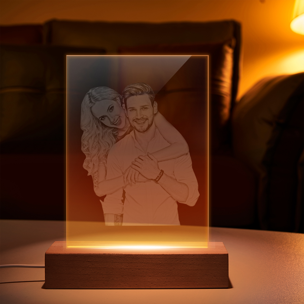 Ofereça um presente único com esta lâmpada personalizada com foto gravada em vidro. Ideal para casamentos, aniversários ou datas especiais.