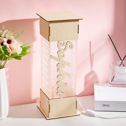 Surpreenda com uma lâmpada LED personalizada com nome. Um presente original e decorativo para aniversários, datas especiais ou para iluminar qualquer espaço.
