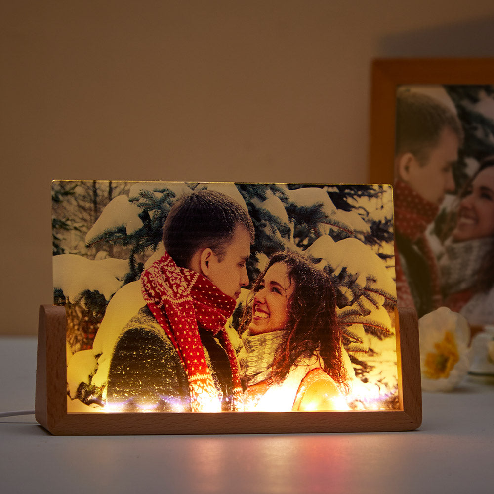 Descubra a Lâmpada LED Personalizada com Foto – uma prenda original e emotiva para aniversários, Dia dos Namorados ou decoração de interiores. Crie a sua hoje na Prendas Originais.