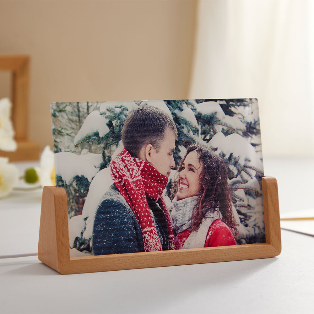 Descubra a Lâmpada LED Personalizada com Foto – uma prenda original e emotiva para aniversários, Dia dos Namorados ou decoração de interiores. Crie a sua hoje na Prendas Originais.