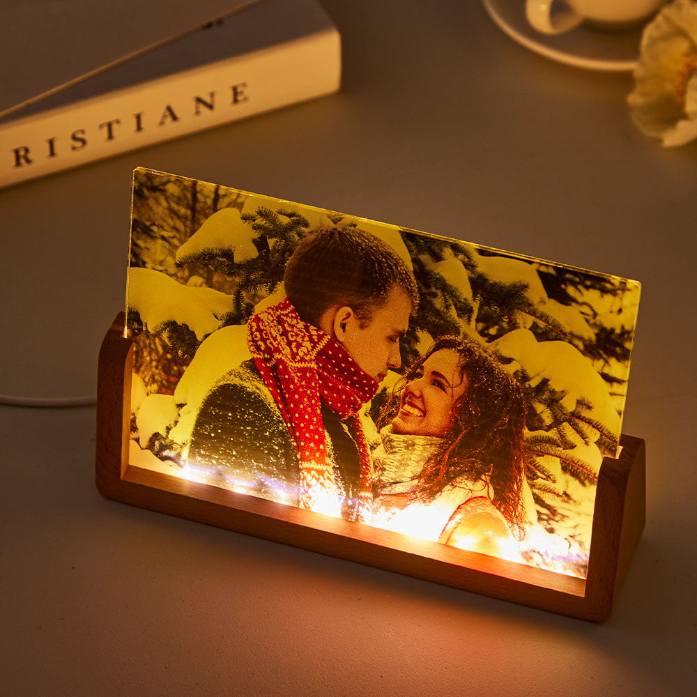 Descubra a Lâmpada LED Personalizada com Foto – uma prenda original e emotiva para aniversários, Dia dos Namorados ou decoração de interiores. Crie a sua hoje na Prendas Originais.