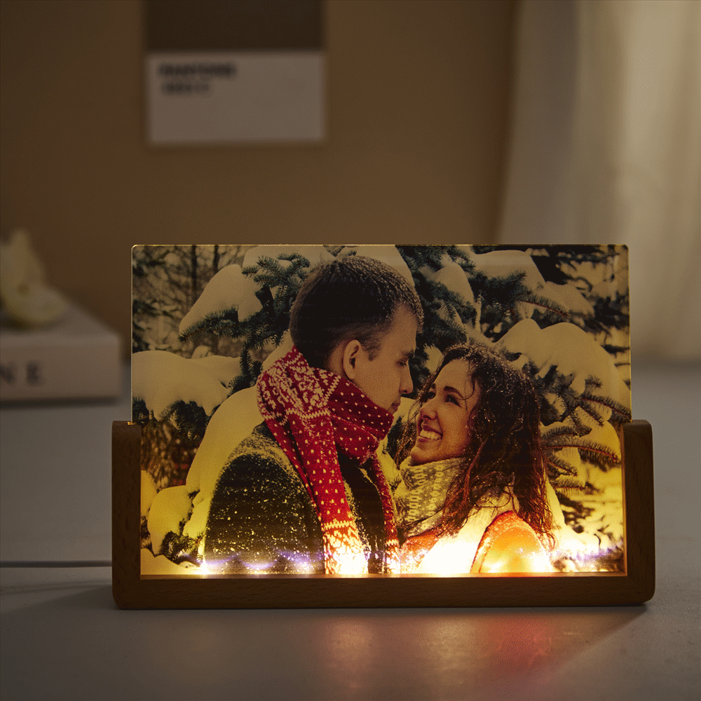Descubra a Lâmpada LED Personalizada com Foto – uma prenda original e emotiva para aniversários, Dia dos Namorados ou decoração de interiores. Crie a sua hoje na Prendas Originais.