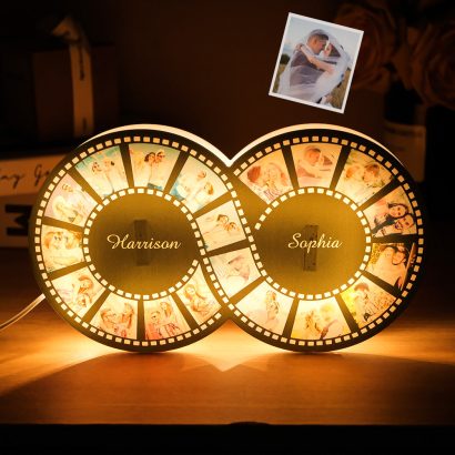 Descubra a lâmpada LED personalizada em forma de rolo de filme infinito. Personalize com nomes e fotos e ofereça um presente único e cheio de significado. Ideal para casais, amigos e datas especiais.