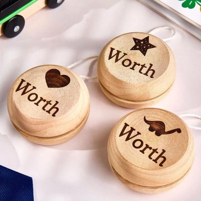 Ofereça um presente único com o Ioiô de Madeira Personalizado. Brinquedo educativo e divertido, ideal para crianças. Grave o nome e surpreenda!