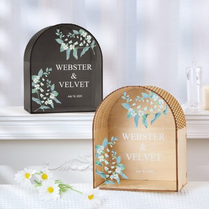 Guarde envelopes e mensagens do seu casamento nesta caixa personalizada em acrílico com nomes e data. Um presente elegante e cheio de significado.