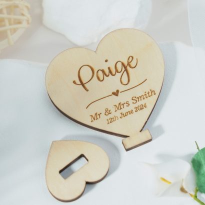 Destaque a sua mesa com marcadores de lugar em madeira personalizados. Perfeitos para casamentos elegantes, com nome dos convidados e data gravada.