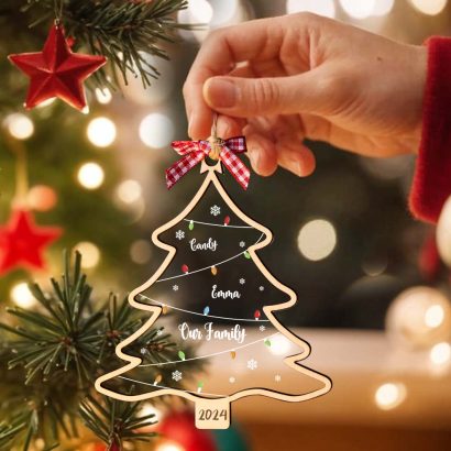 Crie memórias únicas com este ornamento de Natal personalizado com nomes da família. Um presente original e decorativo para um Natal cheio de significado.