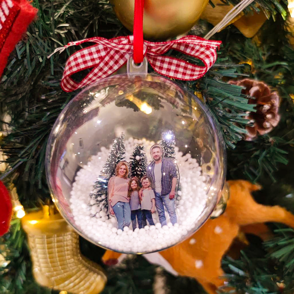 Torne o seu Natal inesquecível com esta bola de Natal personalizada com fotografia. Ideal como presente único e decoração natalícia personalizada. Crie memórias especiais com a Prendas Originais.