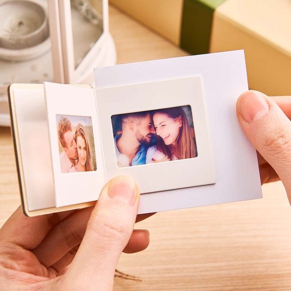 Surpreende com um presente criativo e romântico: álbum fotográfico personalizado em forma de rolo de filme. Ideal para namorados, aniversários ou datas especiais.