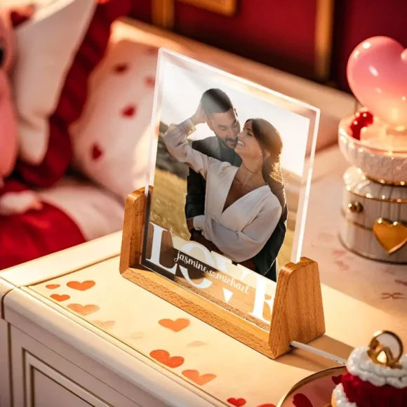 Ofereça luz e amor com esta lâmpada LED personalizada com foto e nomes. Prenda perfeita para casais no Dia dos Namorados ou aniversários especiais.
