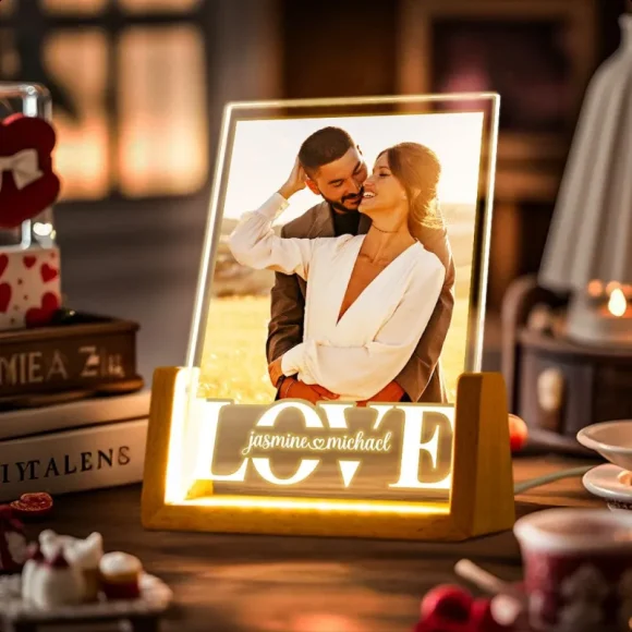 Ofereça luz e amor com esta lâmpada LED personalizada com foto e nomes. Prenda perfeita para casais no Dia dos Namorados ou aniversários especiais.