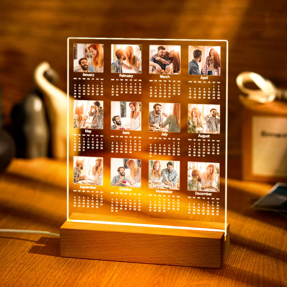 Cria uma Lâmpada LED com 12 fotos e calendário anual. Ilumina memórias com um presente único da Prendas Originais. Personaliza já online!