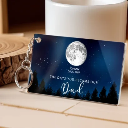 Surpreenda no Dia do Pai com um porta-chaves personalizado com as fases da lua dos dias mais especiais. Adicione nomes, datas e mensagem única. Um presente emotivo da Prendas Originais.