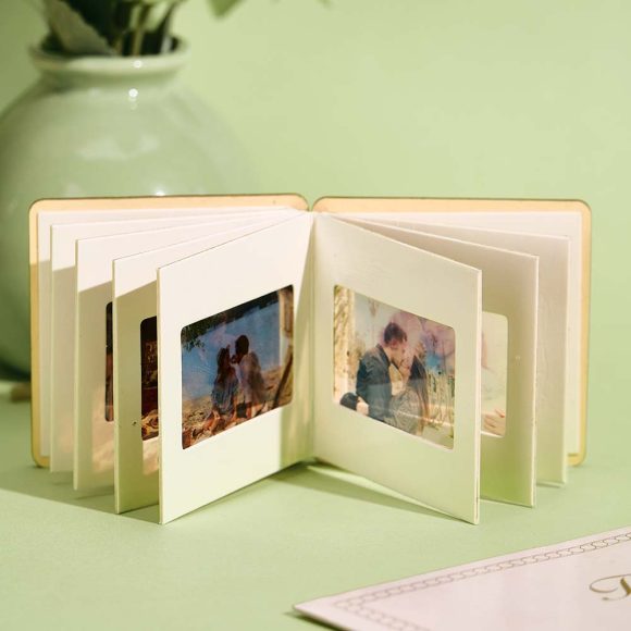 Surpreende com um presente criativo e romântico: álbum fotográfico personalizado em forma de rolo de filme. Ideal para namorados, aniversários ou datas especiais.