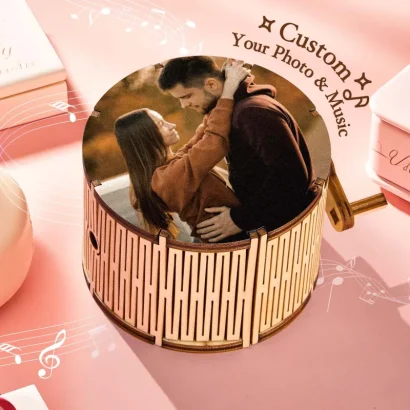 Ofereça uma caixa de música personalizada com foto e melodia. Ideal para aniversários, Dia dos Namorados ou Natal. Descubra já na Prendas Originais.