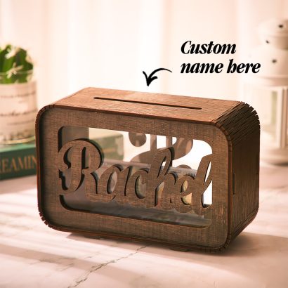 Descubra o Mealheiro Personalizado em Madeira com Nome – uma prenda original e educativa para crianças e adultos. Ideal para aniversários, batizados e decoração de interiores.