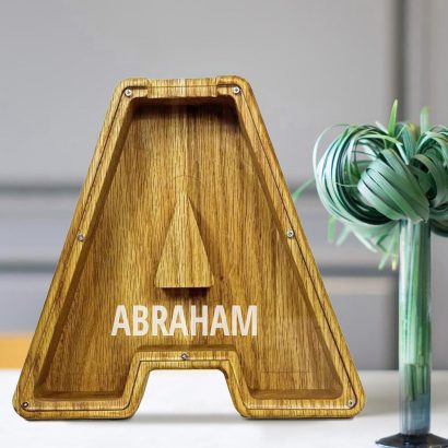 Descubra o mealheiro personalizado em forma de letra com nome gravado. Ideal para crianças e decoração. Um presente original e educativo.